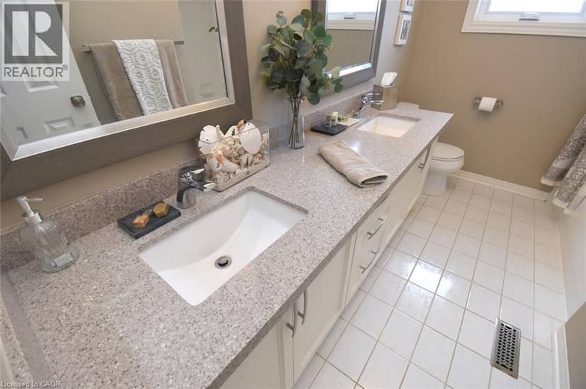 470 AMANDA Crescent — photo 37 of 40