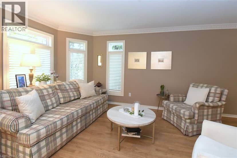 470 AMANDA Crescent — photo 9 of 40