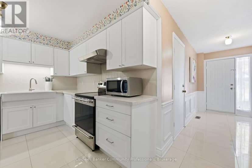 10 - 14 Brucedale Avenue E — photo 15 of 35