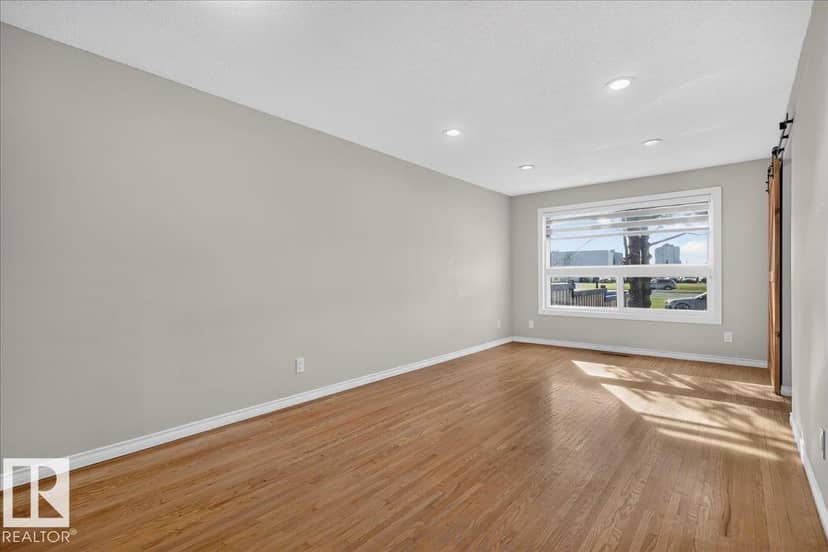 10716 51 AV NW — photo 13 of 40