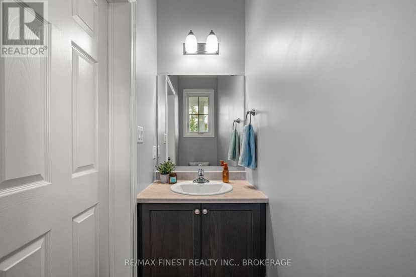 115 Dr Richard James Crescent — photo 6 of 33