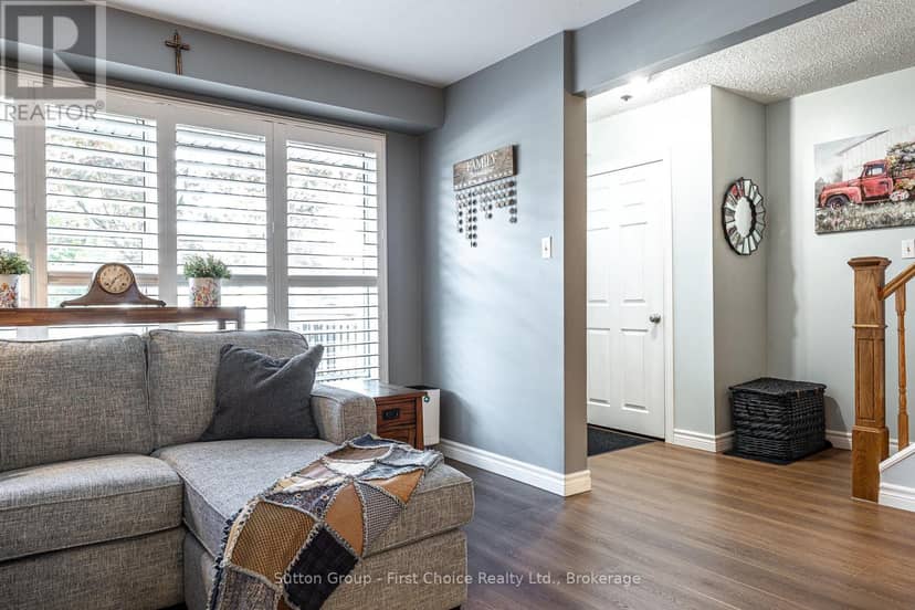 97 Graham Crescent — photo 7 of 32