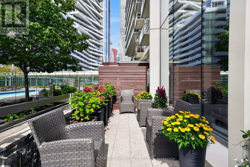TH 114 - 29 Queens Quay E — photo 2 of 40