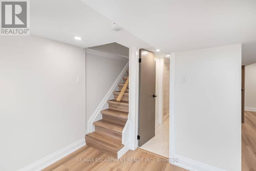 250 Rosslyn Avenue N — photo 33 of 40