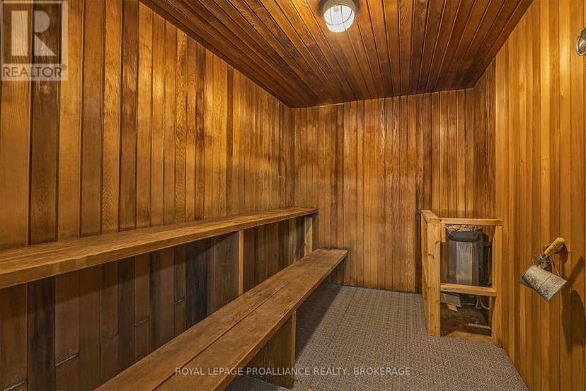 806 - 2 Mowat Avenue — photo 12 of 40