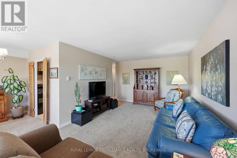 806 - 2 Mowat Avenue — photo 20 of 40