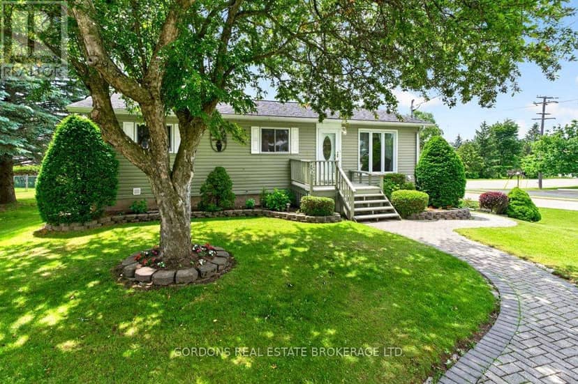 450 Charles Street N, Gananoque, photo 3