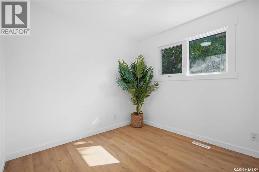 3805 Diefenbaker DRIVE — photo 14 of 34