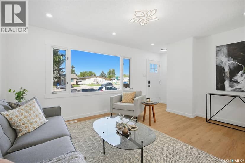 3805 Diefenbaker DRIVE — photo 4 of 34