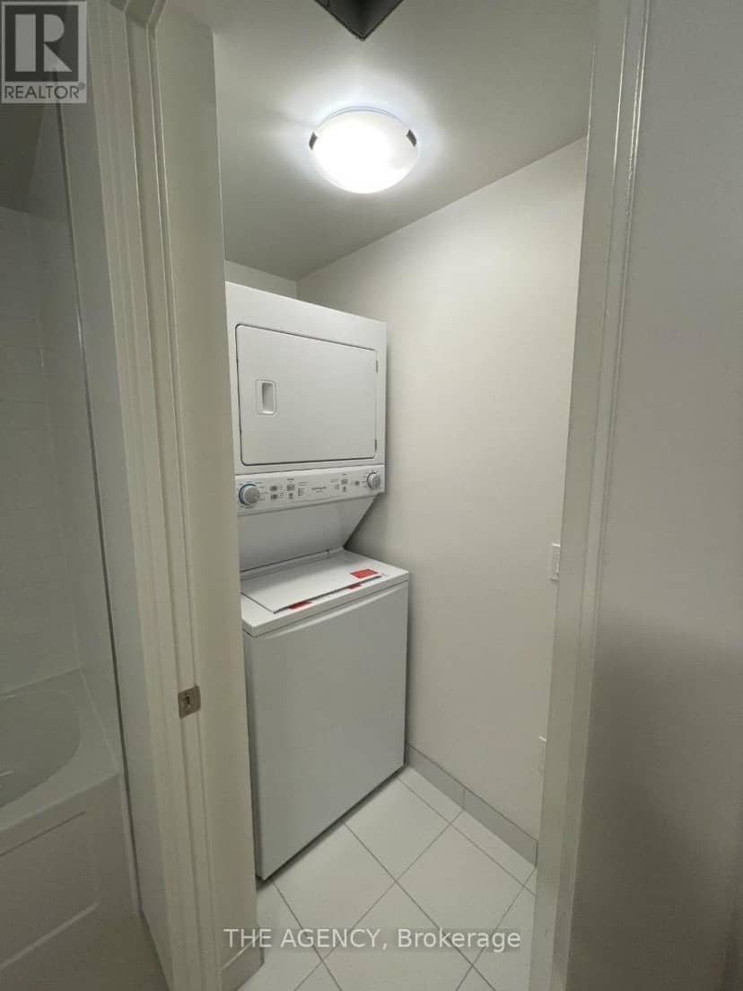 208 - 158 Front Street E — photo 5 of 15