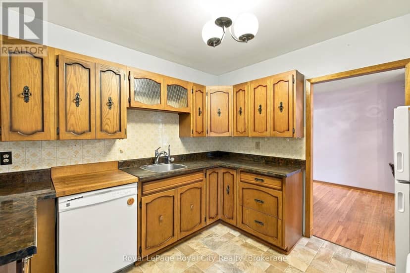 166 Victoria Road N — photo 9 of 30