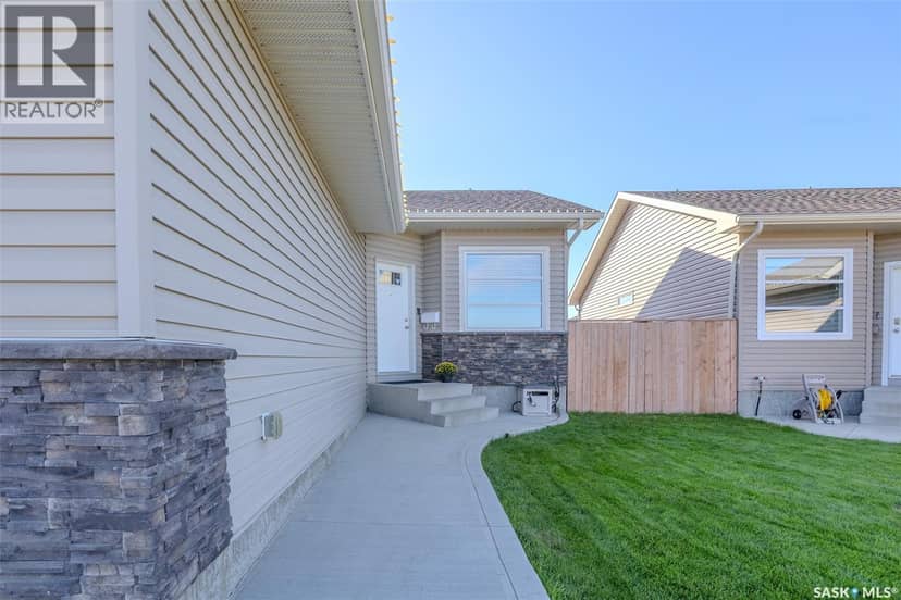 622 Rosewood BOULEVARD W — photo 3 of 40
