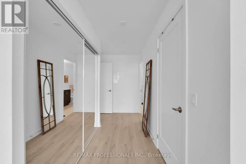 1402 - 1035 Southdown Road — photo 25 of 40