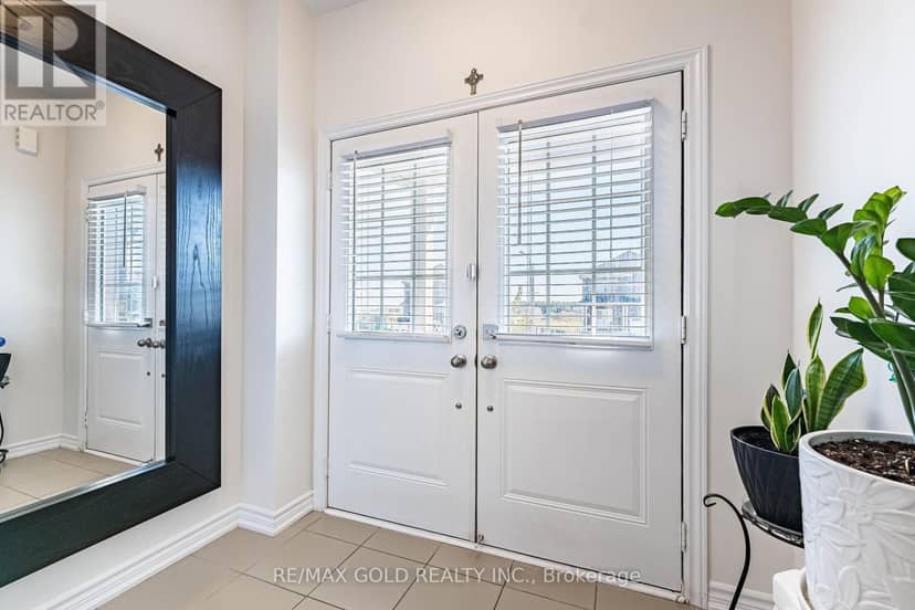298 Ridley Crescent — photo 4 of 40
