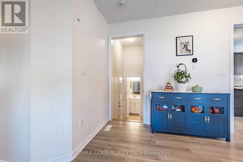 298 Ridley Crescent — photo 8 of 40