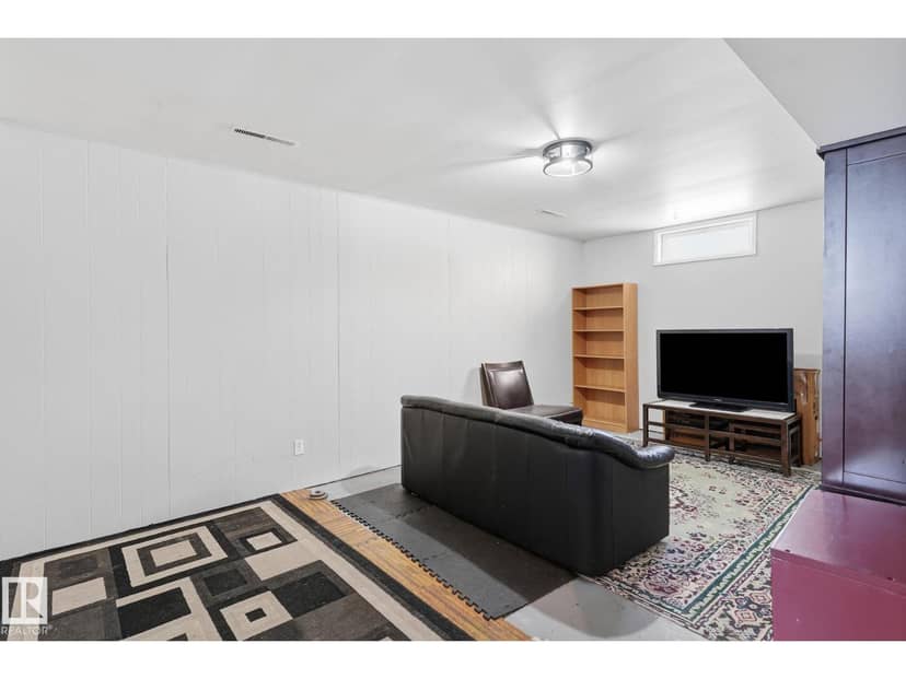4920 55 AV — photo 16 of 30