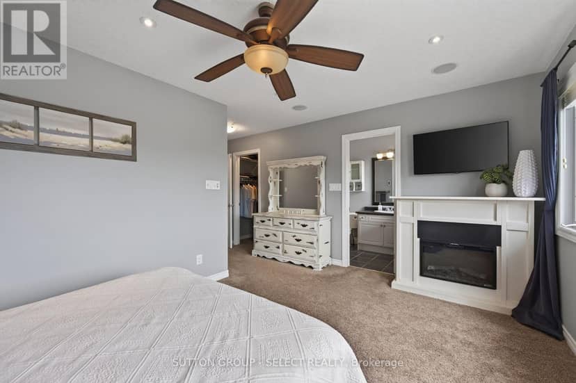 1706 Bayswater Crescent — photo 15 of 35