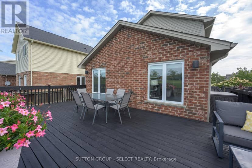 1706 Bayswater Crescent — photo 27 of 35