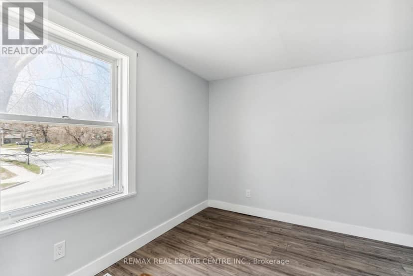 221 Owen Sound Street — photo 15 of 40