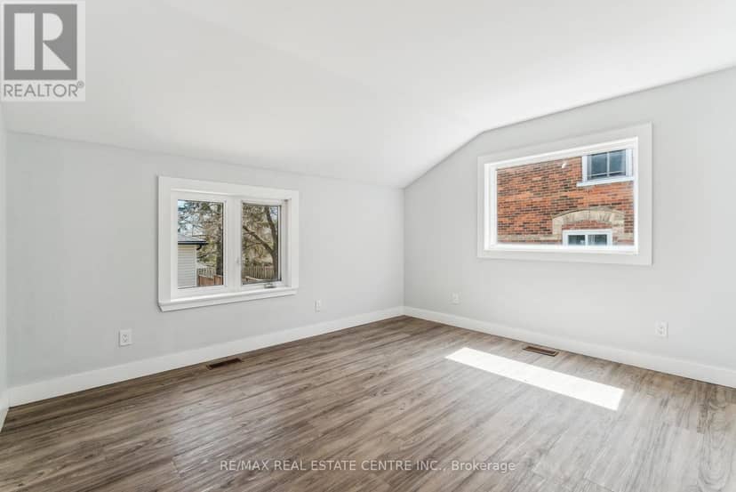 221 Owen Sound Street — photo 23 of 40