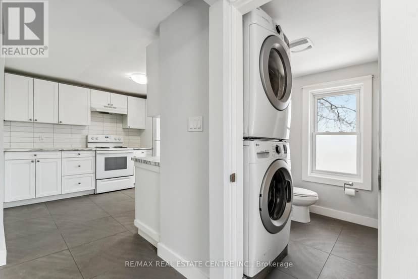 221 Owen Sound Street — photo 11 of 40