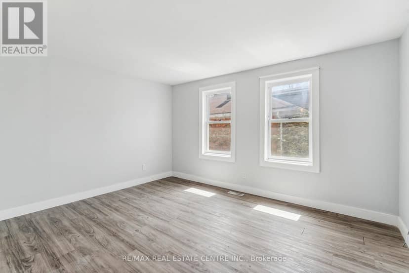 221 Owen Sound Street — photo 12 of 40