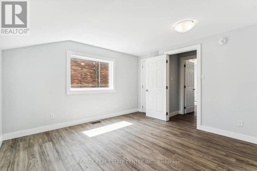 221 Owen Sound Street — photo 24 of 40