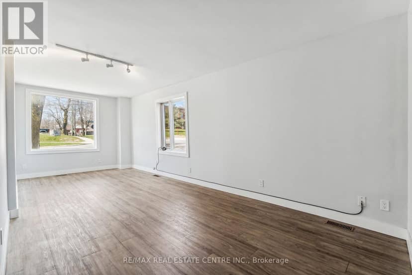 221 Owen Sound Street — photo 6 of 40