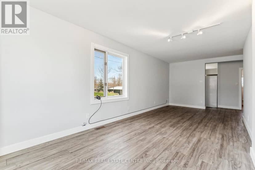 221 Owen Sound Street — photo 8 of 40