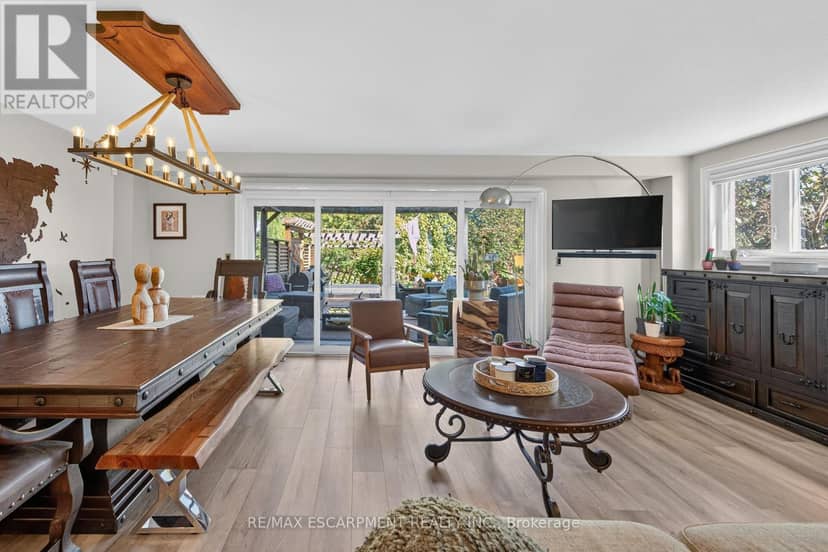 4377 Beverley Crescent — photo 14 of 40