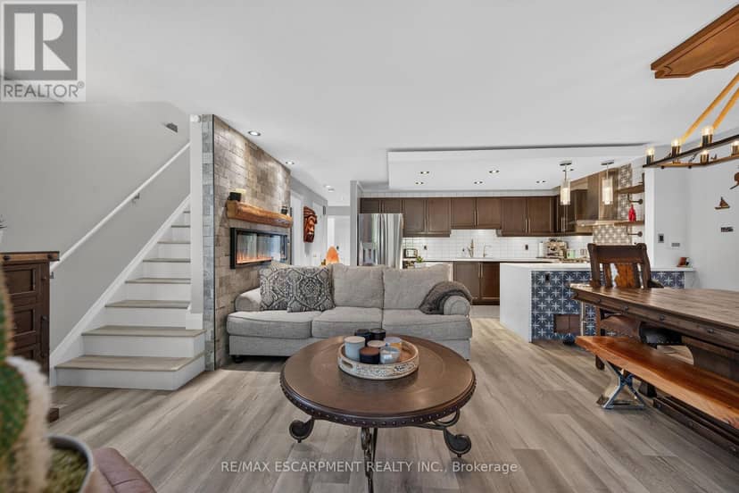 4377 Beverley Crescent — photo 17 of 40