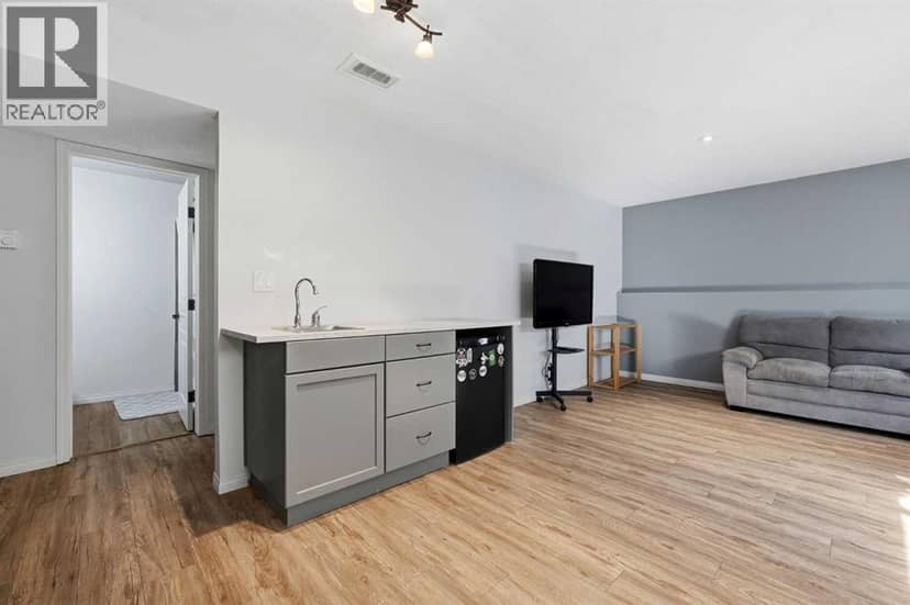 8 Irving Crescent — photo 21 of 32
