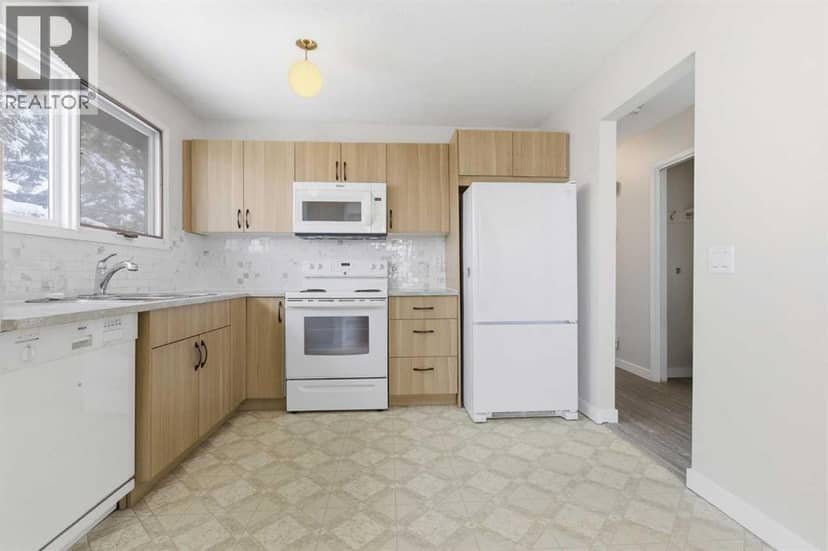 32 Fonda Mews SE — photo 10 of 40