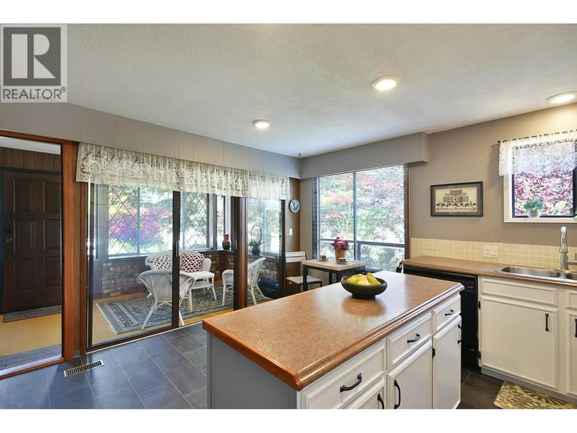 5619 Trail Avenue, Sechelt, photo 5