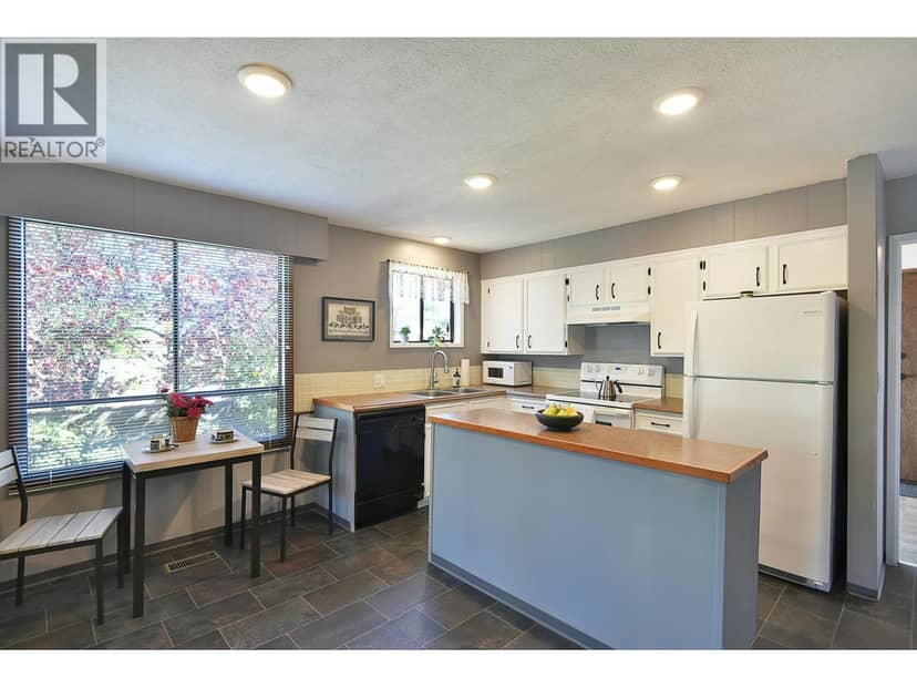 5619 Trail Avenue, Sechelt, photo 6