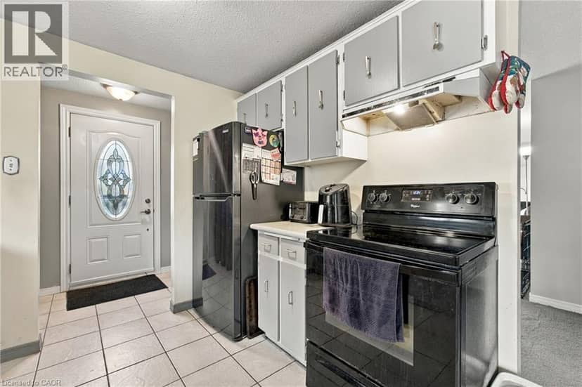 135 CEDARHILL Crescent — photo 11 of 37