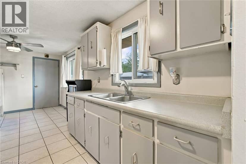 135 CEDARHILL Crescent — photo 12 of 37