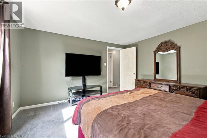 135 CEDARHILL Crescent — photo 18 of 37
