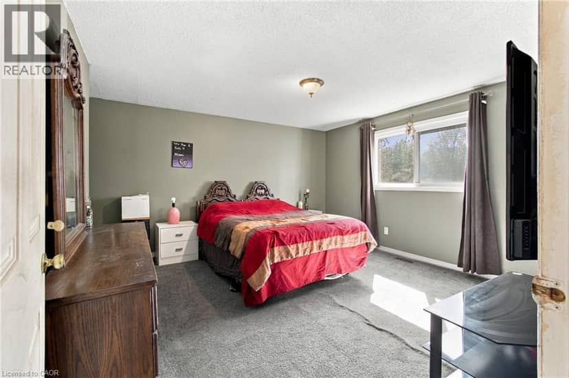 135 CEDARHILL Crescent — photo 17 of 37