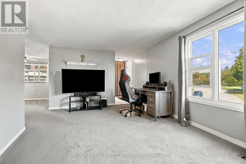 135 Cedarhill Crescent — photo 7 of 35