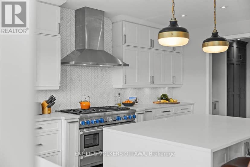 348 St-Tropez Street — photo 15 of 40