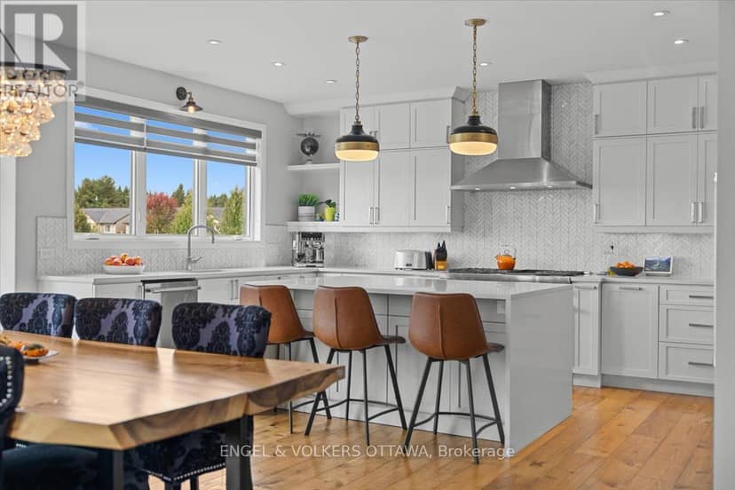 348 St-Tropez Street — photo 16 of 40