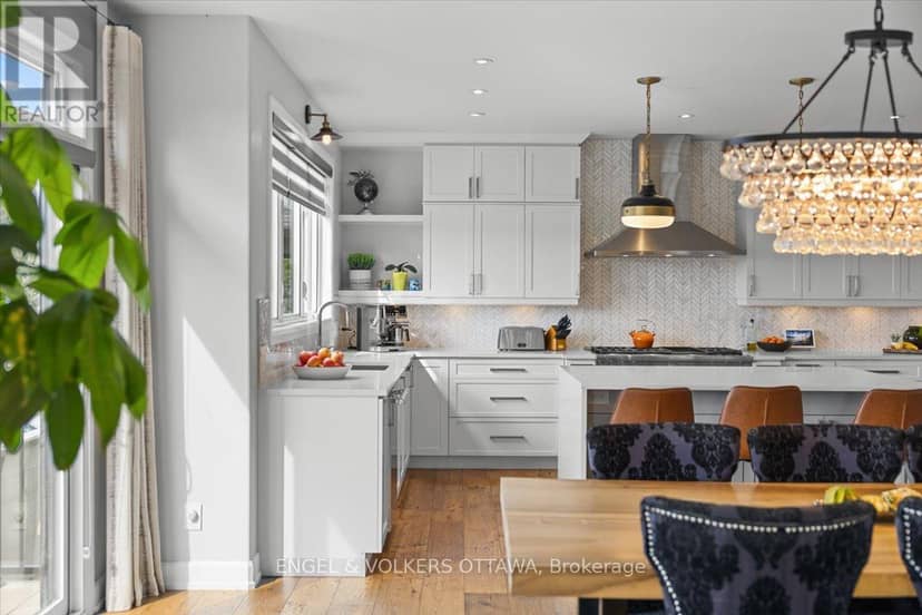 348 St-Tropez Street — photo 18 of 40