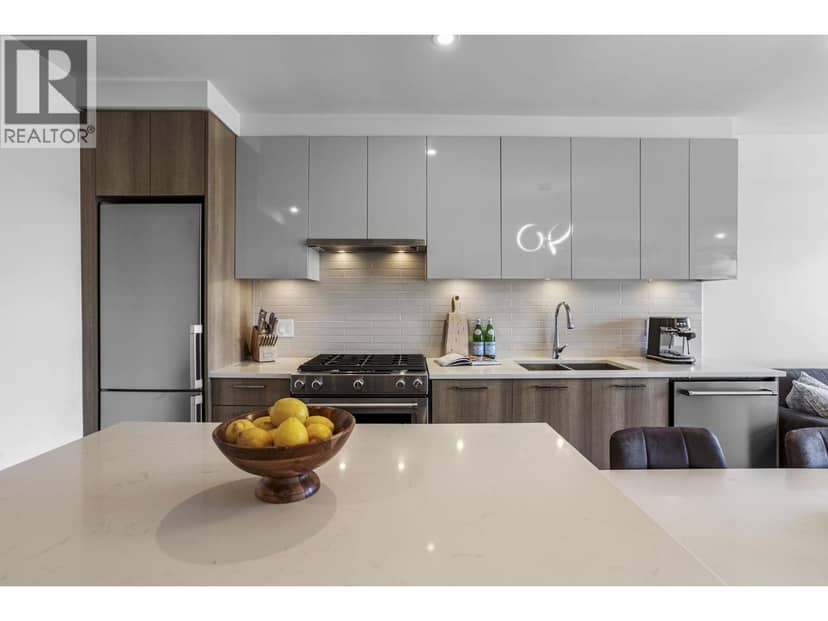803 258 NELSON'S COURT, New Westminster, photo 3