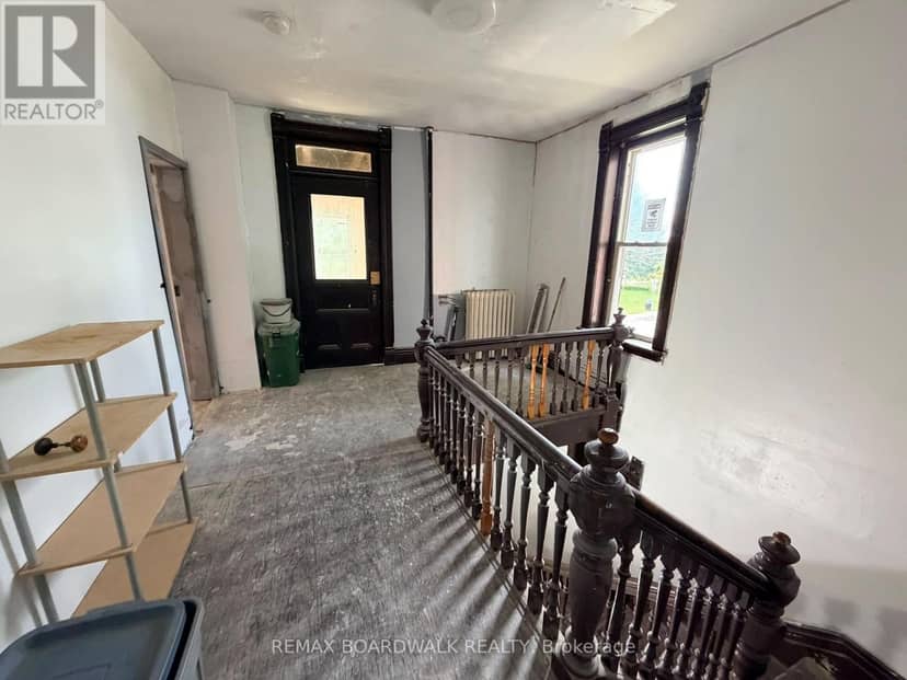 205 First Street E, Cornwall, photo 3