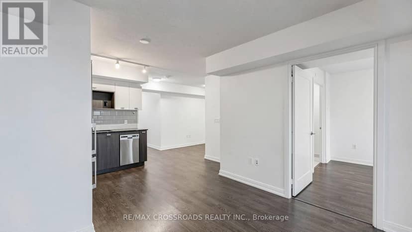 525 - 275 Village Green Square — photo 13 of 40