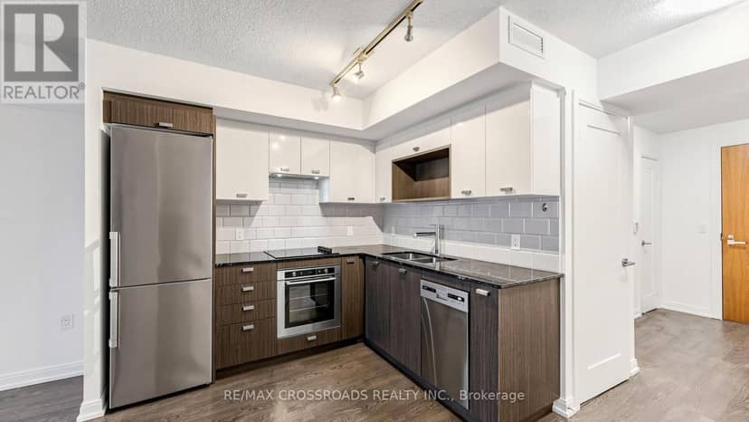 525 - 275 Village Green Square — photo 15 of 40
