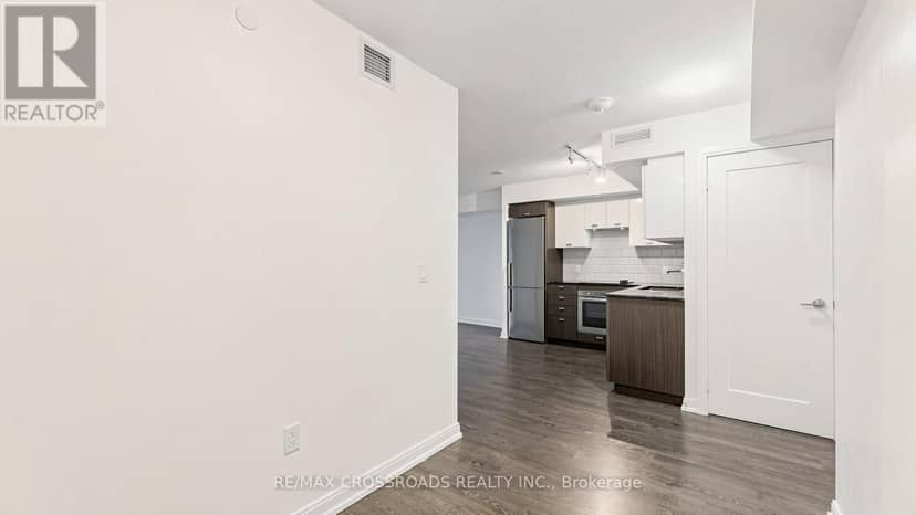 525 - 275 Village Green Square — photo 20 of 40