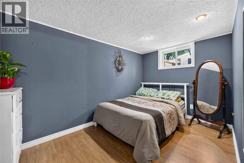 492 Parkdale Crescent — photo 19 of 40