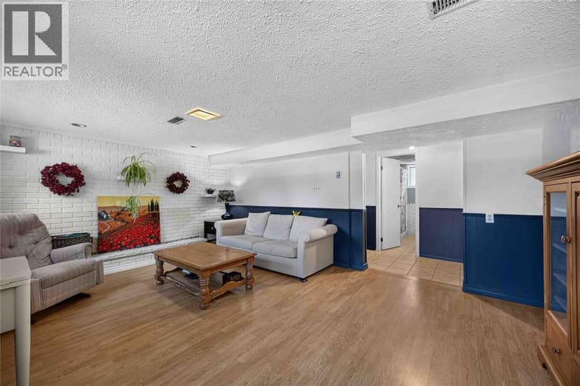 492 Parkdale Crescent — photo 15 of 40